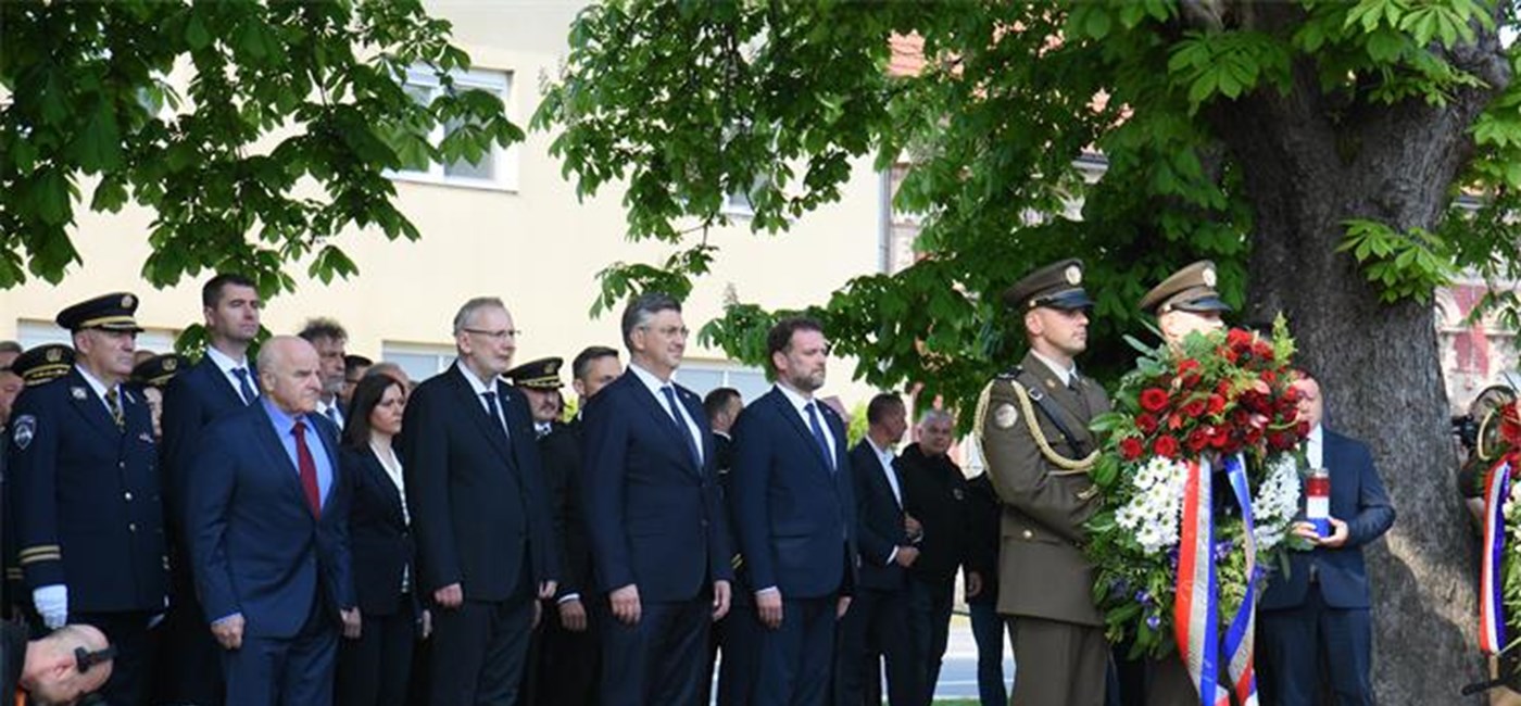 Plenković u Okučanima: Ovdje smo da se povijest i žrtva ne zaborave. Nastavljamo snažiti Hrvatsku vojsku i policiju